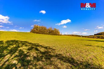 Nabízíme prodej pole o rozloze 6484 m² v klidné části obce K