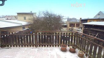 Řadový rodinný dům na hlavní třídě v Mimoni. V přízemí se na