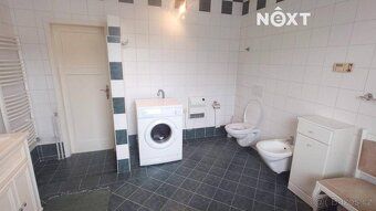 Řadový rodinný dům na hlavní třídě v Mimoni. V přízemí se na