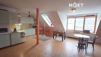 Řadový rodinný dům na hlavní třídě v Mimoni. V přízemí se na