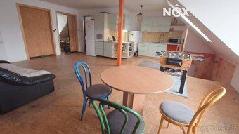 Řadový rodinný dům na hlavní třídě v Mimoni. V přízemí se na