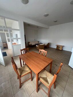 prodej jako celek . Dům dva byty . Samostatné vchody.