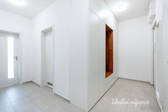K bytu je garážové parkovací stání již v ceně
Nabízíme k dlo
