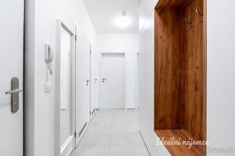 K bytu je garážové parkovací stání již v ceně
Nabízíme k dlo