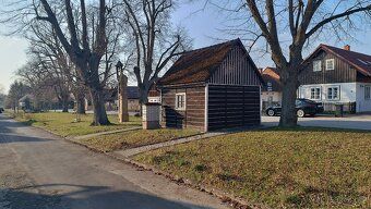 Prodáváme oplocený stavební pozemek s vlastním vjezdem a sch