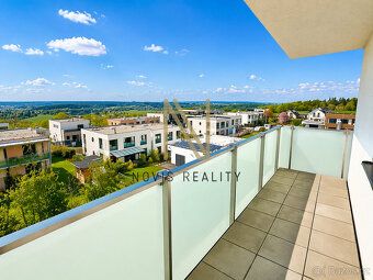 Pronájem moderního bytu 1+kk s balkonem, parkovacím stáním a