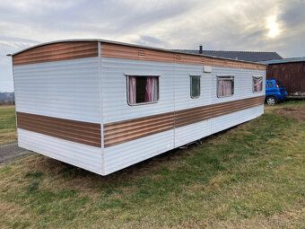 Prodám Mobilní dům o rozměrech 9x3m. Dům disponuje dvěma lož