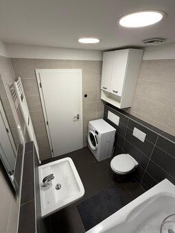 Slunný byt 2+kk s velkou terasou (16 m²), parkovacím stání a