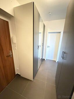 Slunný byt 2+kk s velkou terasou (16 m²), parkovacím stání a