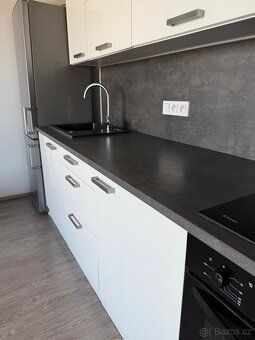 Slunný byt 2+kk s velkou terasou (16 m²), parkovacím stání a