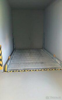 Slunný byt 2+kk s velkou terasou (16 m²), parkovacím stání a