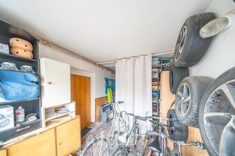 Ev.č. 69512 Nabízíme k prodeji prostorný rohový rodinný dům 