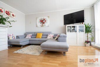 Nabízíme byt 3+kk o celkové výměře 83m2 včetně lodžie a skle