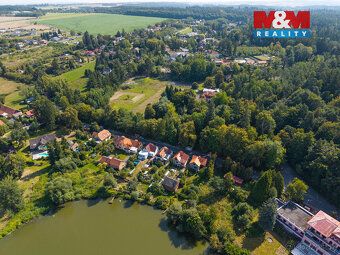 Prodej stavebního pozemku 2 611 m² v prestižní obci Jevany. 