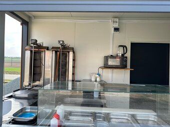 Prodám zánovní food kontejner momentálně s vybavením na keba