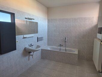 Nabízím k pronájmu prostorný byt 2kk o výměře 80 m² v klidné