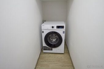 Obývací pokoj 35m2 s plně vybavenou kuchyňskou linkou s kera