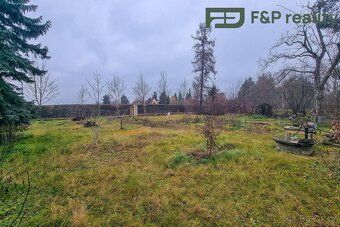 Stavební pozemek se nachází v mimořádně žádané lokalitě na o