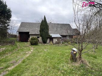 Nabízíme Vám na prodej poloroubenou chalupu v podhůří Orlick