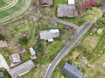Nabízíme Vám na prodej poloroubenou chalupu v podhůří Orlick