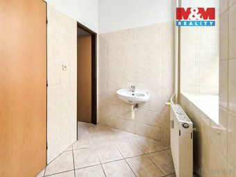 Nabízíme k pronájmu dvoupodlažní obchodní prostory v centru 