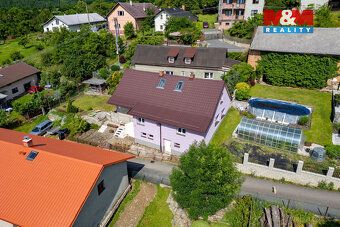 Hledáte prostorný rodinný dům v klidné lokalitě? Tento zděný