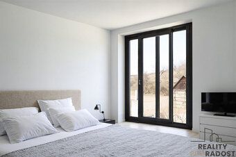 Nabízíme k prodeji levý rodinný dům o dispozici 4+kk v obci 