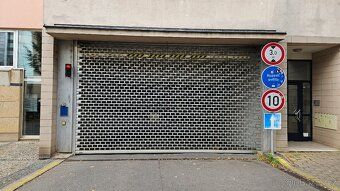 Nabízím k pronájmu garážové stání o velikosti 15 m² v ulici 