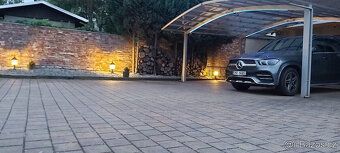 Přizemní dům.Obtýtná plocha domu 270m2 + garáž pro 4 auta + 