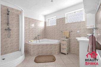Nabízím k prodeji dvoupodlažní řadový rodinný dům, který se 