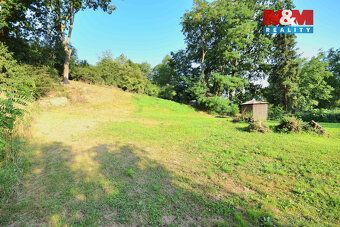 Nabízíme k prodeji slunný pozemek o rozloze 487 m² v klidné 