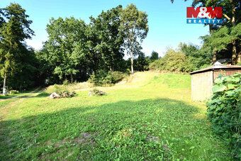 Nabízíme k prodeji slunný pozemek o rozloze 487 m² v klidné 