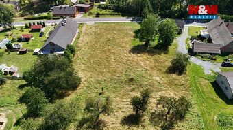 Nabízíme k prodeji slunný pozemek o rozloze 1423 m² v klidné