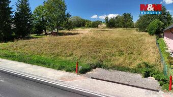Nabízíme k prodeji slunný pozemek o rozloze 1407 m² v klidné