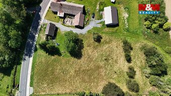 Nabízíme k prodeji slunný pozemek o rozloze 1407 m² v klidné