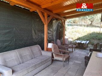 Zveme vás na prohlídku zahrady s chatou. Stavba stojí na poz