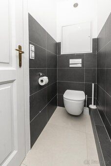 Nabízíme prostorný byt, nyní o dispozici 3+kk, který se nach