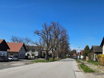 Prodáváme oplocený stavební pozemek s vlastním vjezdem a sch