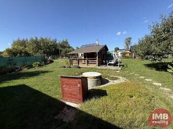 Nabízíme k prodeji slunnou a prostornou zahradu na okraji mě