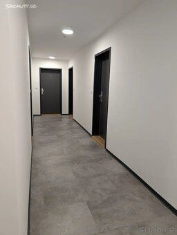 Moderní atypicky byt 1+kk s galerií (53 m²) + parkovací stán