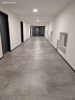 Moderní atypicky byt 1+kk s galerií (53 m²) + parkovací stán
