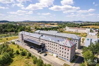 Moderní atypicky byt 1+kk s galerií (53 m²) + parkovací stán