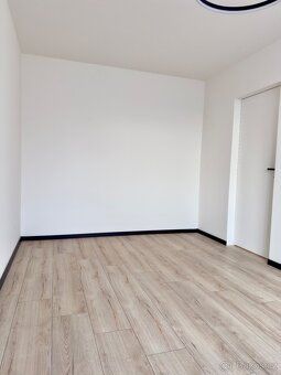 Nabízíme k prodeji světlý, designový byt 2+kk o celkové výmě