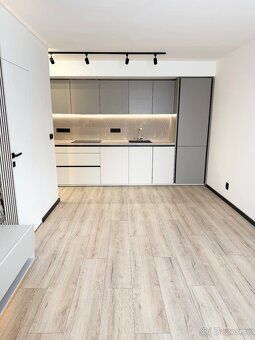 Nabízíme k prodeji světlý, designový byt 2+kk o celkové výmě