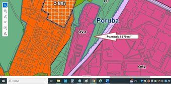 - Velký kus pozemku mezi zástavbou v intravilánu města = pot