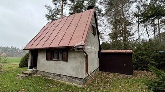 Nabízíme k prodeji stylovou zděnou chatu 2+kk v nádherném kl