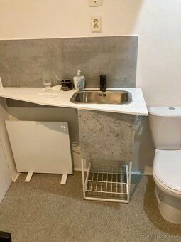 Pronajmu nebytový cca 10m2 prostor hned u metra Smíchovské n