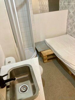 Pronajmu nebytový cca 10m2 prostor hned u metra Smíchovské n