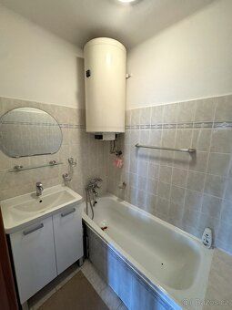 Nabízíme k prodeji prostorný byt 3+1 v klidné lokalitě obce 