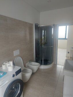Pronájem bytu 128 m2, obytná plocha 84 m2, balkon a terasa 4